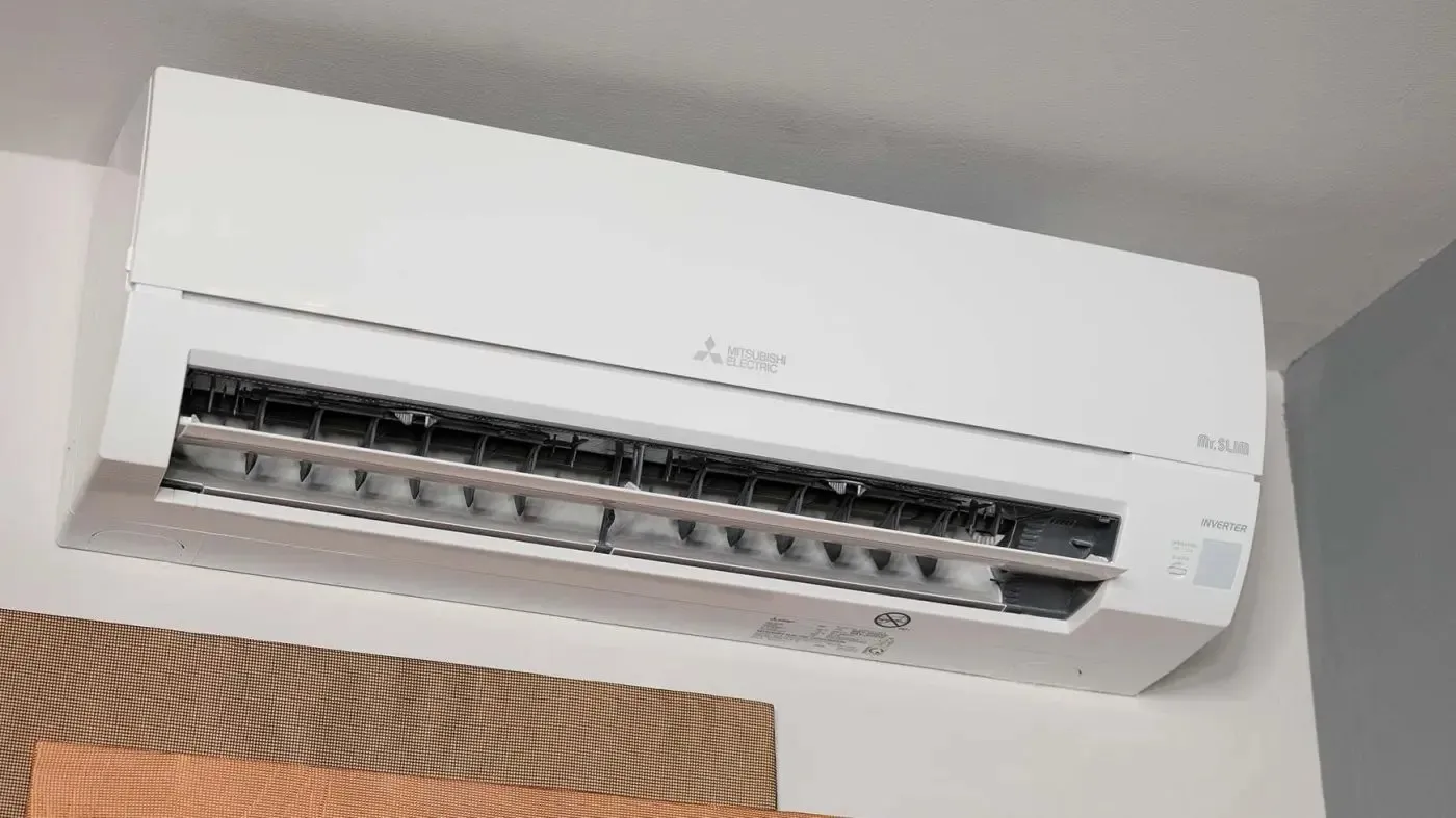 Vệ sinh máng nước ngưng và ống thoát nước